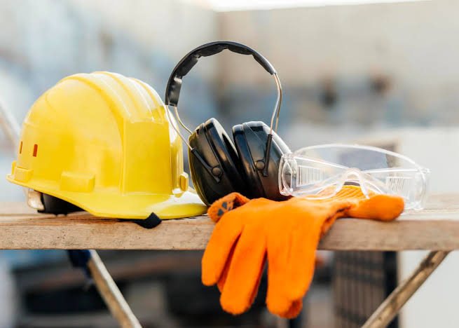 Equipamentos de proteção individual: capacete, abafador de ruído, óculos e luvas de segurança